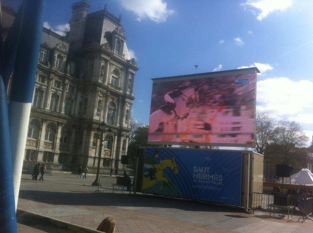 FLussagnet's tweet photo. Dimanche, soleil, Saut Hermès à Hôtel de Ville w/ @CleretSophie ! 😃 #SautHermes http://t.co/1AtNRrLZyU