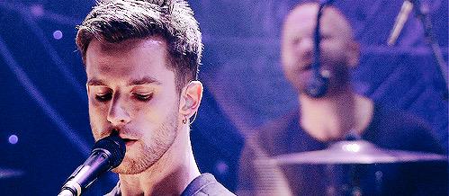 MovingTo_Mars's tweet image. #HappyBirthdayGuyBerryman 🎁🎉🎈💝🎸