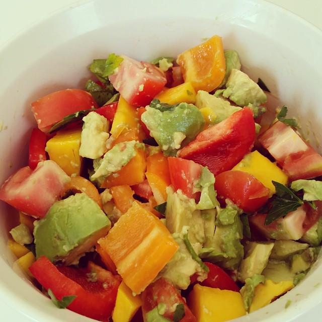 MyDreamShape's tweet photo. #fattoush #salad (sweet peppers, #avocado #tomato #mango #parsley #lemon and olive oil! Delicioooous!! #wholefood http://t.co/bPNp6nBzUV