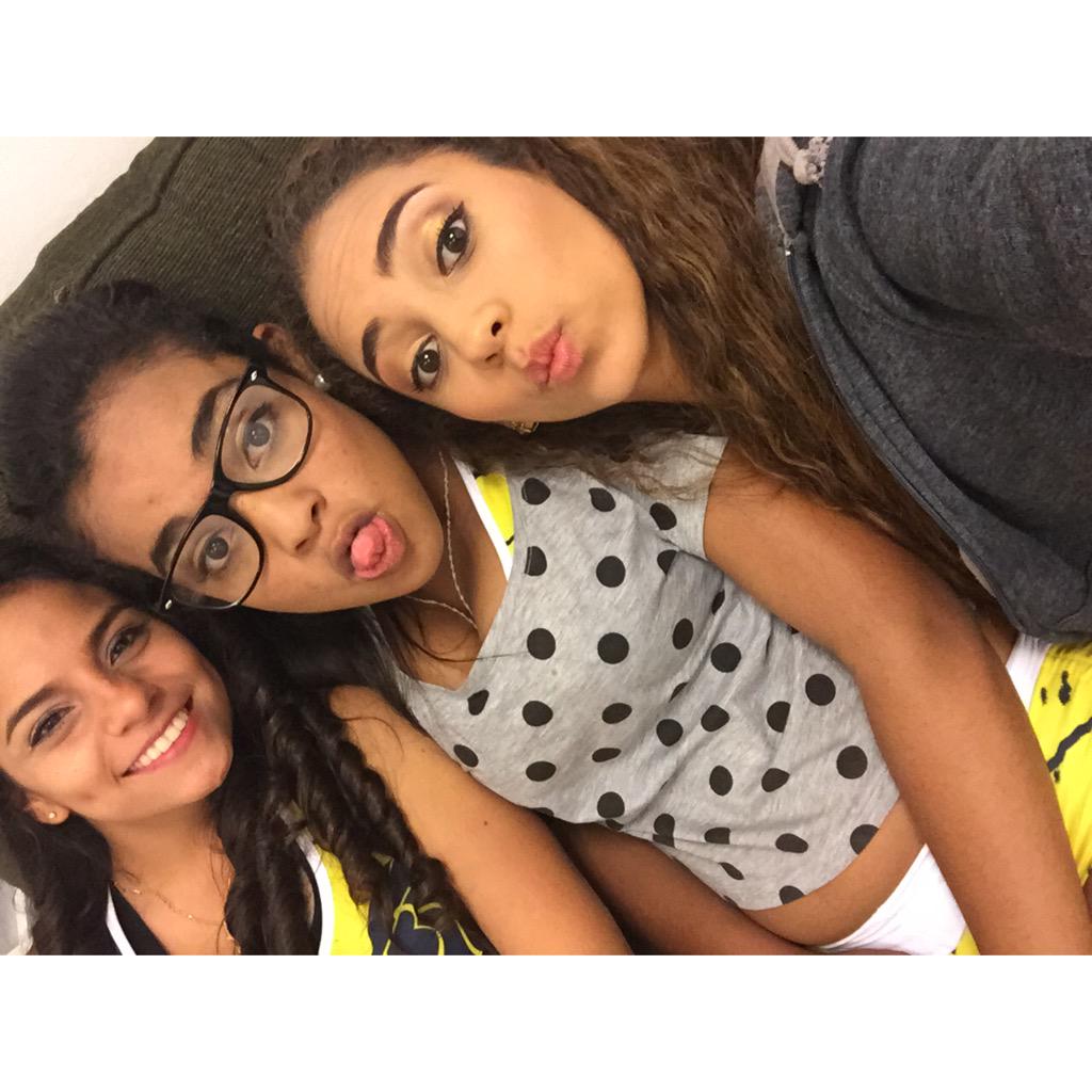 Loana_7's tweet photo. Mis pequeñas mapaches 💙💙💛 http://t.co/q00xR58z25