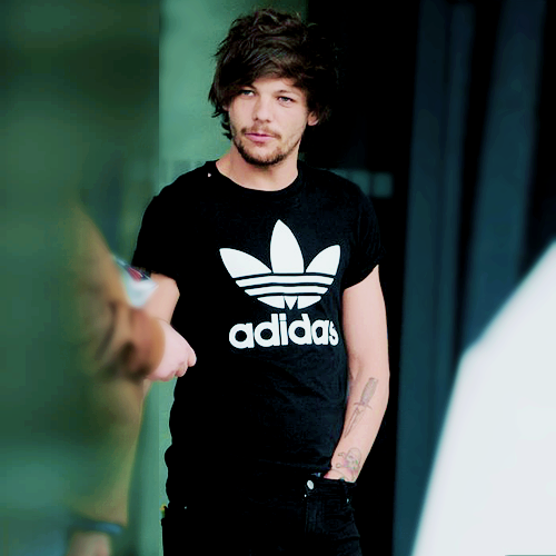 OneDream1D__'s tweet photo. Louis outside his hotel in Manchester today! #6 http://t.co/OC3BFO59Lo
