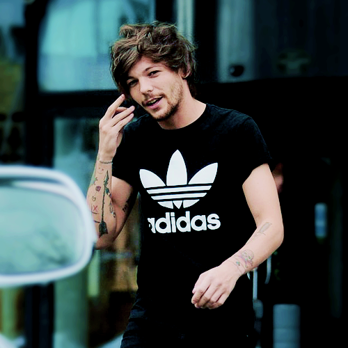 OneDream1D__'s tweet photo. Louis outside his hotel in Manchester today! #6 http://t.co/OC3BFO59Lo