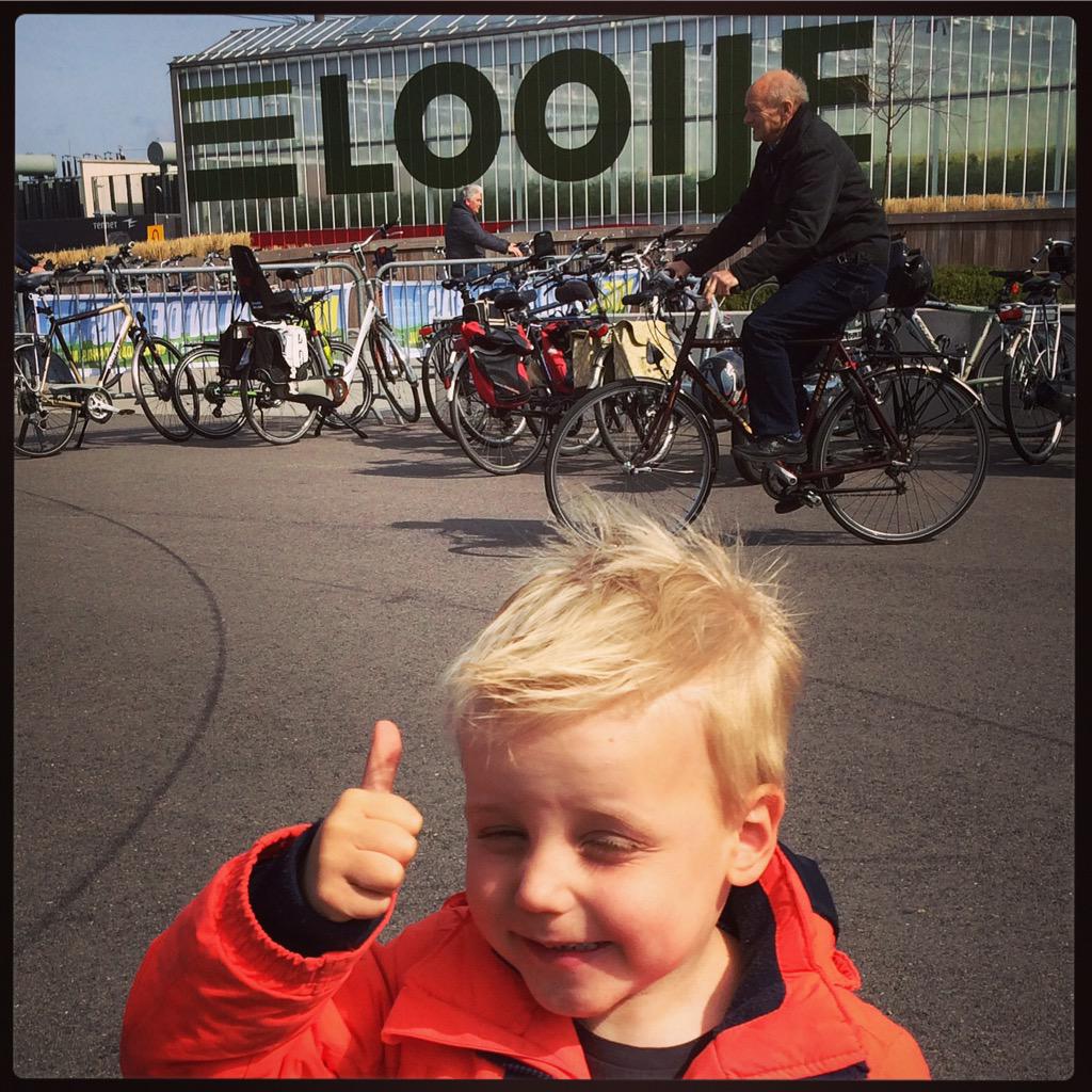 s_ter's tweet photo. Interessante dag @Kikwestland bij oa @Greencre8 @looijetomaten Veel @TrotseTuinders en veel publiek! http://t.co/54QJFIXOae