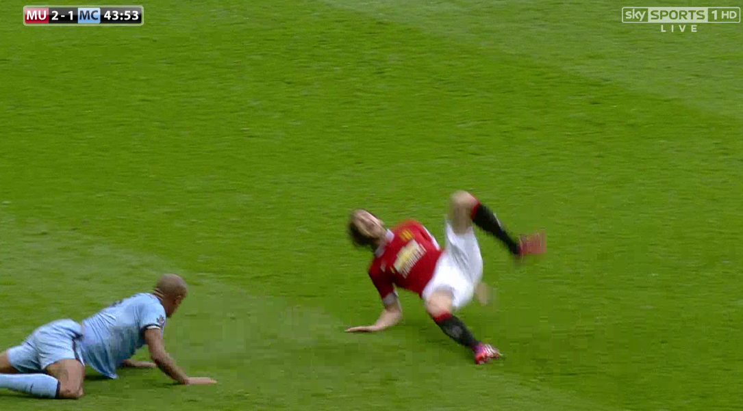 SkySportsPL's tweet photo. Was Vincent Kompany lucky to not see red? RT for Yes, FAV for No http://t.co/8HHwjaZ2i5 #SuperSunday http://t.co/cBJ14WbecW