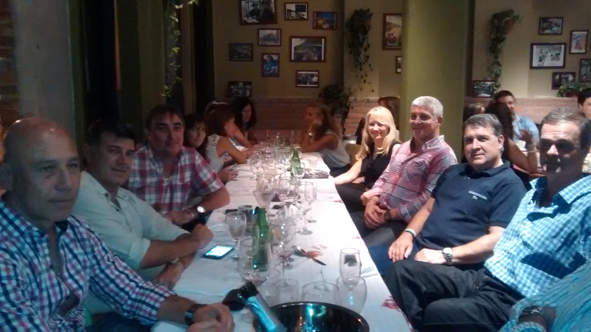 BENITOTRATTORIA's tweet photo. Noche de Sábado #BENITO de #CIUDADRIBERA  el Dir. Tec. de la #Selección #Nacional GERARDO #TATA #MARTINO con amigos http://t.co/GQ9x83tgf0