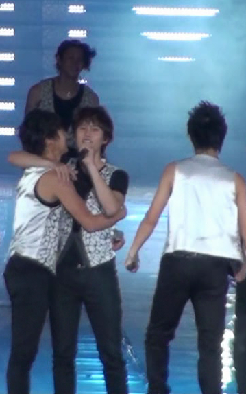ja_yemin's tweet photo. #HappyKyuSungDay 

Abrazos cortos que se sienten como eternidades. http://t.co/FHYy3YI3vO