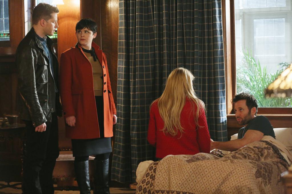 MsHaleMichele's tweet image. I new It! Snow is Red Coat #OUAT #PLL #snowwithe #redcoat #fun #lol