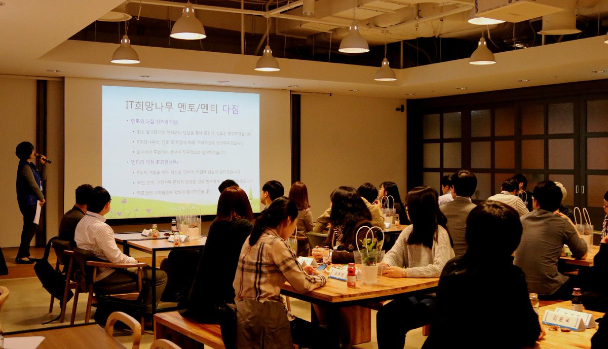 KASWC's tweet photo. 2015,4.17(금),삼성SDS 잠실사옥에서 삼성SDS『저소득 청소년 IT장학금 지원사업』멘토링 결연식이 진행되어 멘토&amp;멘티 선물 및 편지 교환, 삼성SDS 투어, 저녁식사를 함께하는 시간을 가졌습니다^^ http://t.co/4h84WXzeZk