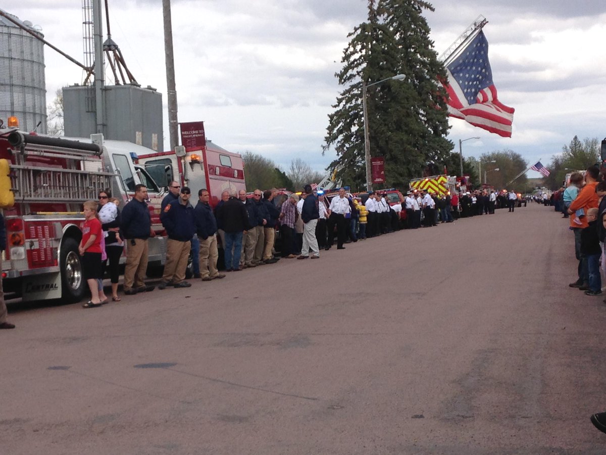 dakotanews_now's tweet image. Our reporter says more than 1000 people are lining the streets of Valley Springs to pay their respects #FallenHero