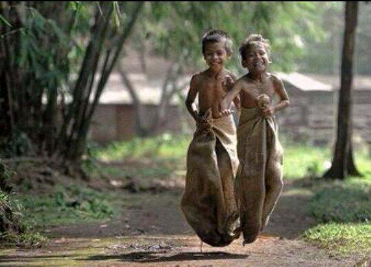 _Paisajes_'s tweet photo. No tienen ni IPhone, ni tele, ni ropa, pero sí una gran sonrisa en la cara. http://t.co/YFt2U0ikRj