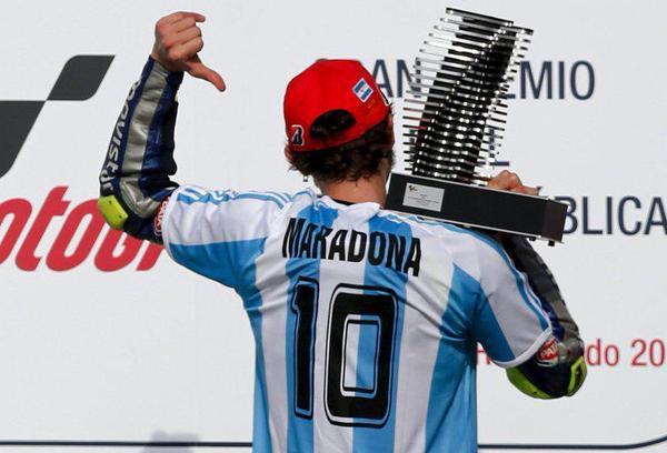 FutboolFichajes's tweet photo. Rossi salió campeón con la 10 en el GP de Argentina. Fijate el choque con Márquez en este LINK http://t.co/gRn3L3FS3Z http://t.co/GKdm9J07nT