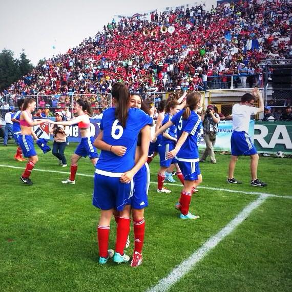 chrisluczak's tweet photo. La France sur le toit du monde!! Elles sont championnes du monde #MundialEscolarFutbol 2015! @Th_Braillard #émotions http://t.co/N0GXMD4MN8