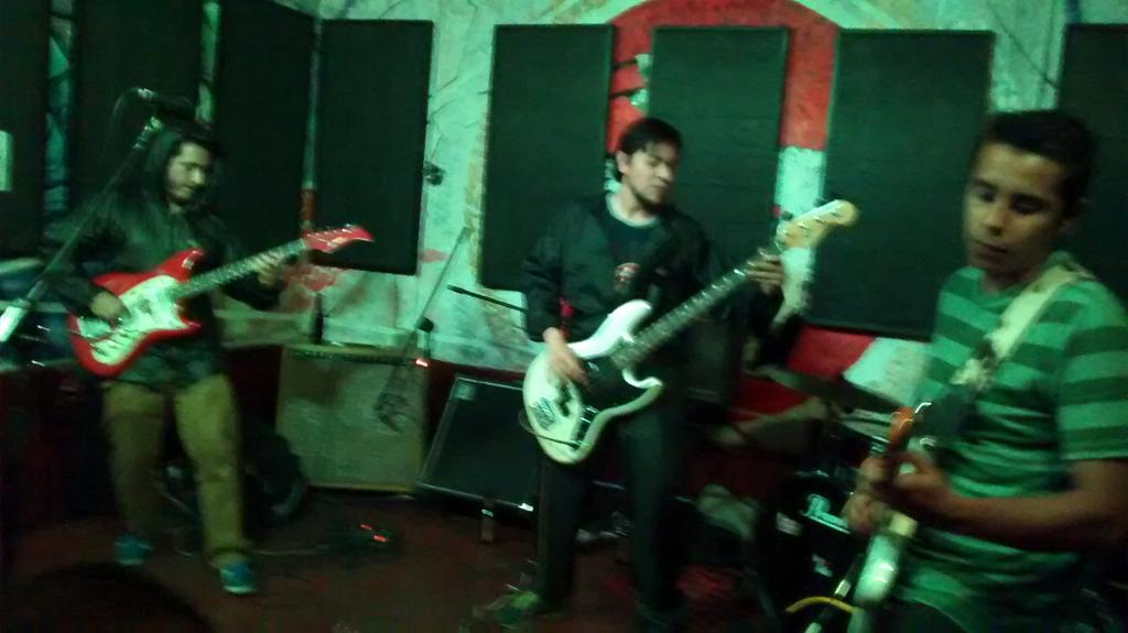 De la fiesta #Gabbagabba anoche, con los Galerna y los viernes de hongos... <a href="/elwarpig/">WARpig</a>