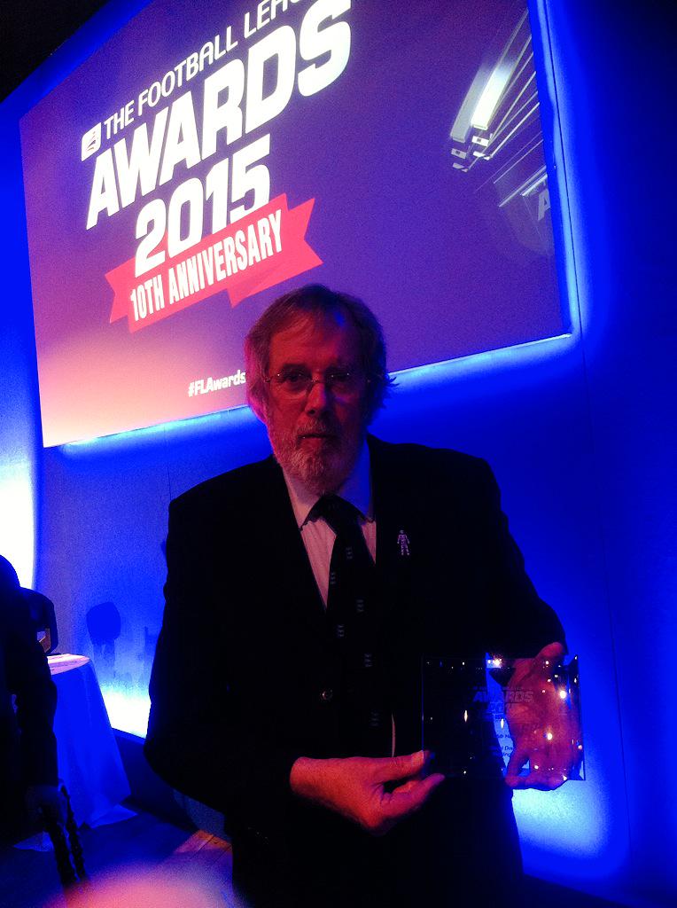ReadingFC's tweet image. Well done to club legend David Downs, here he is with his @football_league Club Hero award #FLAwards