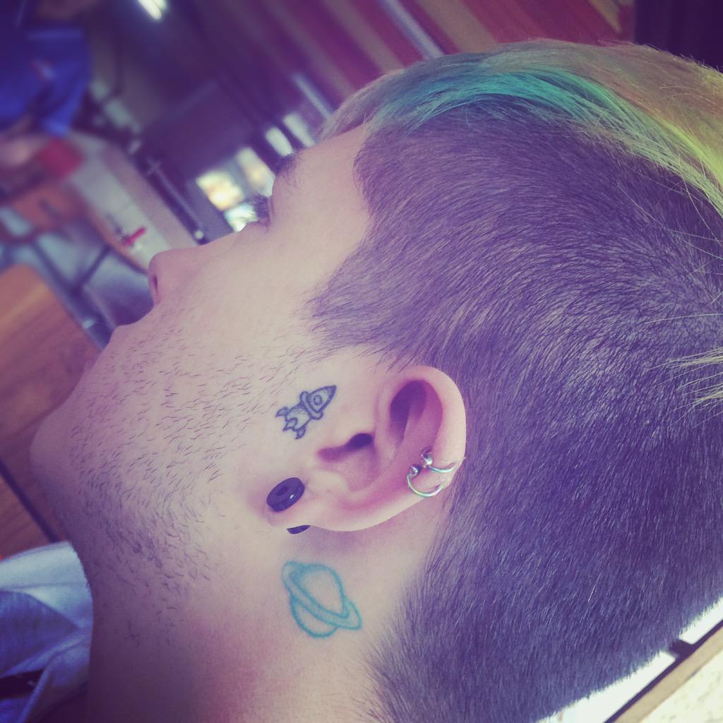 aaxloz's tweet photo. Nos vemos a las 7PM! (Horario Colombiano) por YOUNOW!! 👽🌙🔭 http://t.co/5Rw0WX6kZo
