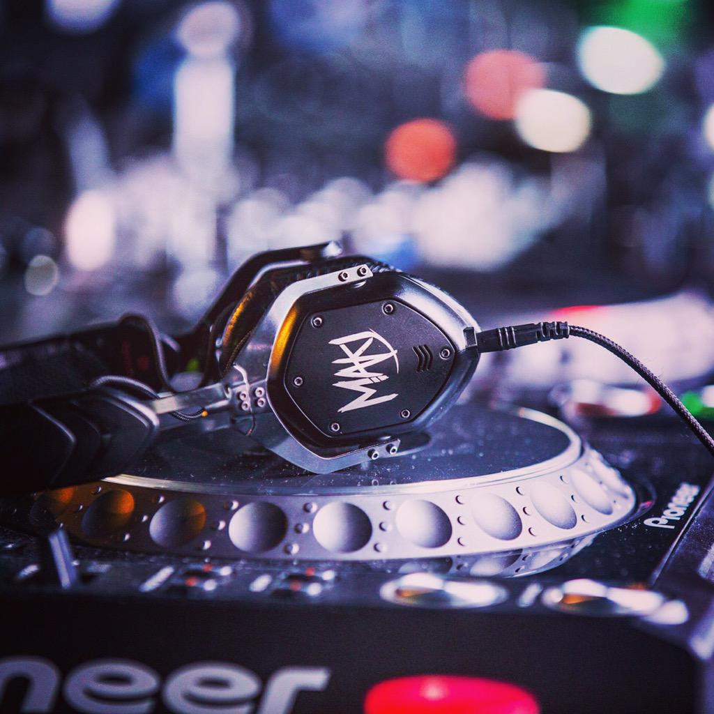 MAKJ's tweet photo. RT for a chance to win these custom MAKJ @VMODA headphones!! http://t.co/uOHHUVMKtW
