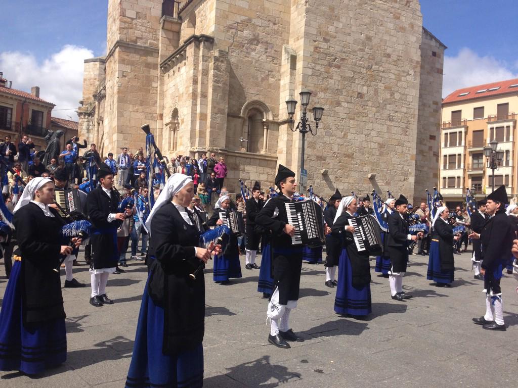 Gran momento en la plaza Mayor d Zamora <a href="/GaitasOviedo/">B.G.Ciudad de Oviedo</a> tocando el himno dl <a href="/RealOviedo/">Real Oviedo</a> #ZamoraOviedista