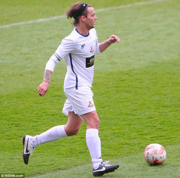 HLToursARG's tweet photo. Louis jugando hoy en el Estadio Keepmoat  en Doncaster - 19/04 #1DA http://t.co/vmLk8d8gwU