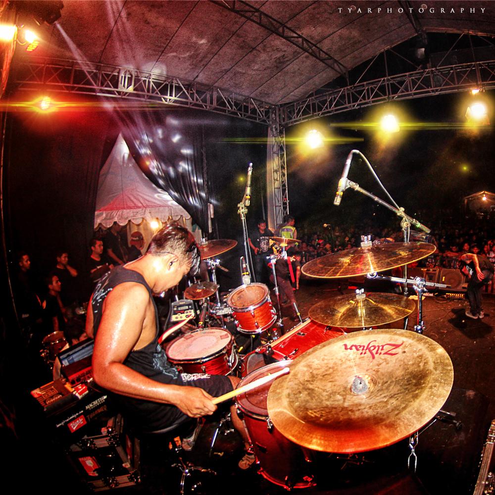 ZackyAchyar's tweet photo. Thanks for captured @tiartiaroes ! So Fuckin Hot Last night Jatiwangi!! \m/ #HellprintWestJavaInvasionTour2015 http://t.co/E7HwHOTqnh