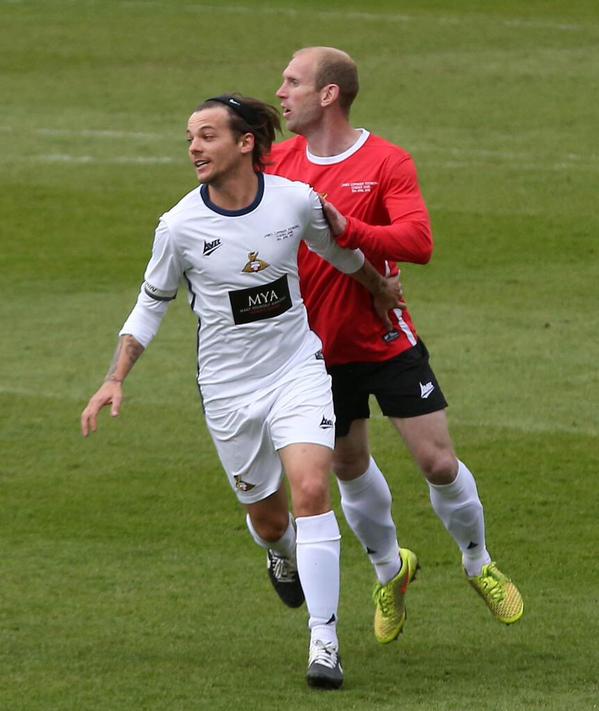 HLToursARG's tweet photo. Louis jugando hoy en el Estadio Keepmoat  en Doncaster - 19/04 #1DA http://t.co/PHTu1mNmJi