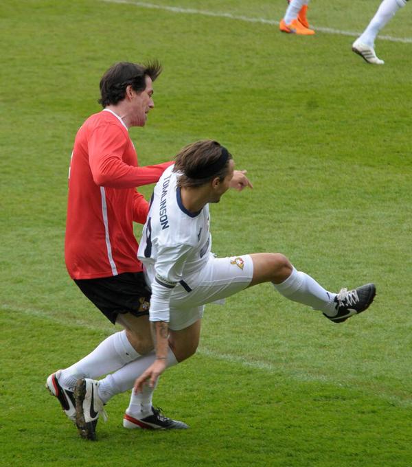 HLToursARG's tweet photo. Louis jugando hoy en el Estadio Keepmoat  en Doncaster - 19/04 #1DA http://t.co/PHTu1mNmJi