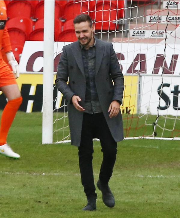 HLToursARG's tweet photo. Liam hoy en el Estadio Keepmoat  en Doncaster - 19/04 #1DA http://t.co/UjCBczBAdm