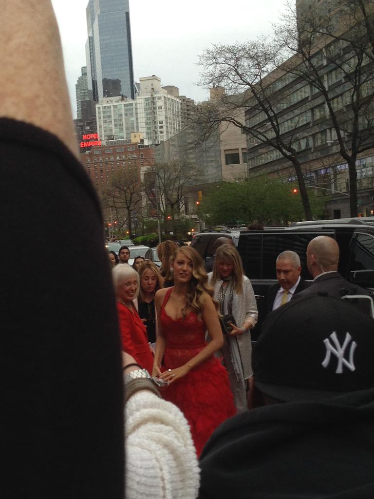 emryan16's tweet photo. Saw Blake Lively and Michael Huisman at the Age of Adaline premiere 😍 #perksoflivinginnyc #AgeOfAdaline http://t.co/QioYrPvYIS