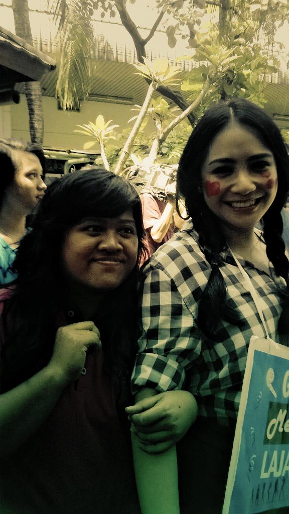 melaslavina's tweet photo. Ini foto aku berdua sm mba gigi😊 http://t.co/Z335zqFCL7