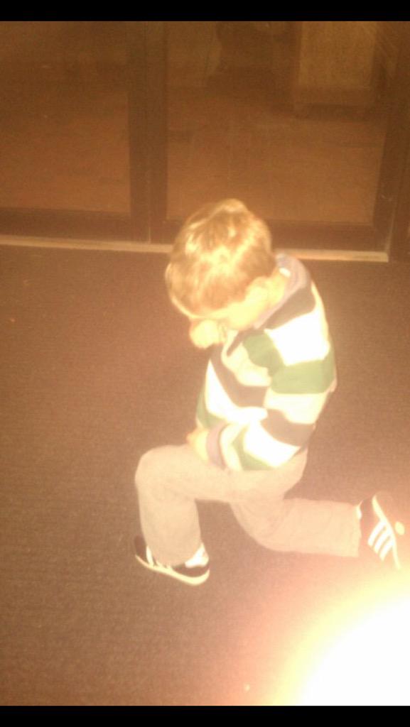 RobUff35's tweet image. Throwback ----Carson Tebowing 3 years ago after dinner. #4thandGod