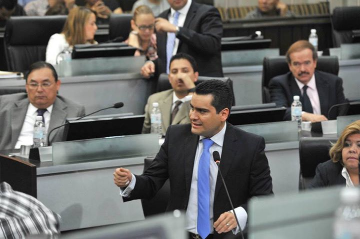 GildardoReal's tweet photo. Aquí es donde se gestiona lo que tu me pides de frente en tu colonia! #AcuerdosQueDanResultados http://t.co/d0idmrErzC