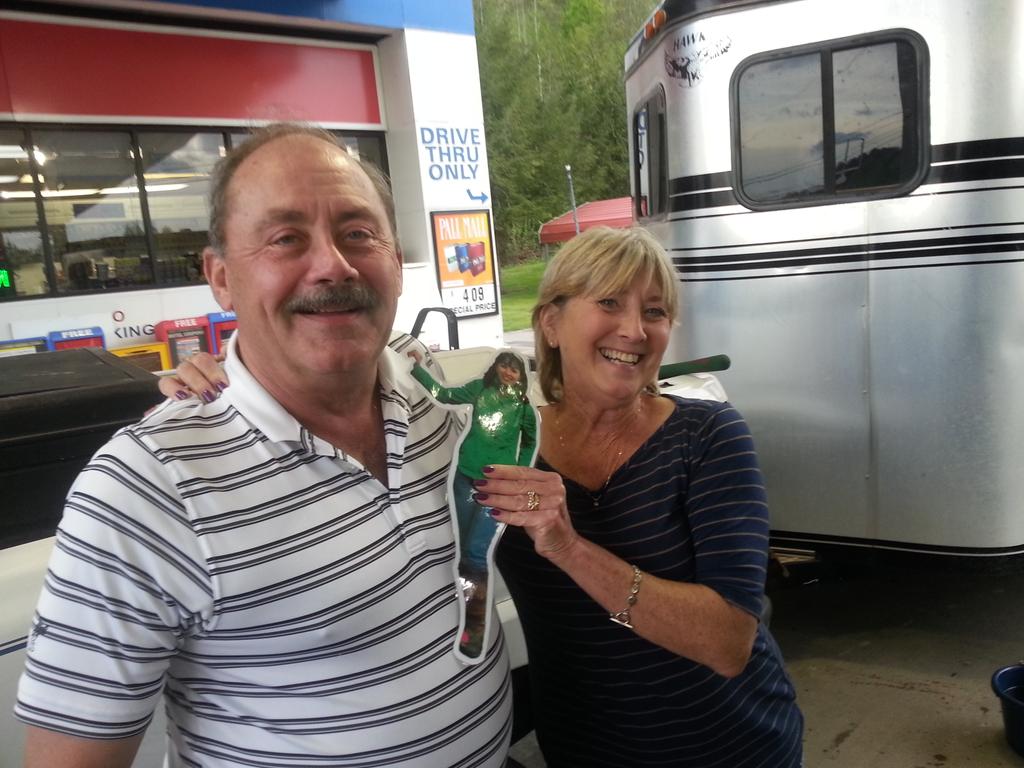SuperRoverOTTB's tweet photo. @GMDeschamps @DQLite #FlatLisa is definitely earning her keep... watering me and posing with Gran Pam and Papa http://t.co/66xsbgJiuk