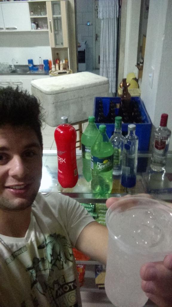 miranda_leeo's tweet photo. Ja que feriado é amanha, vai um copinho aii? 🚔 http://t.co/E25OzcDcCm