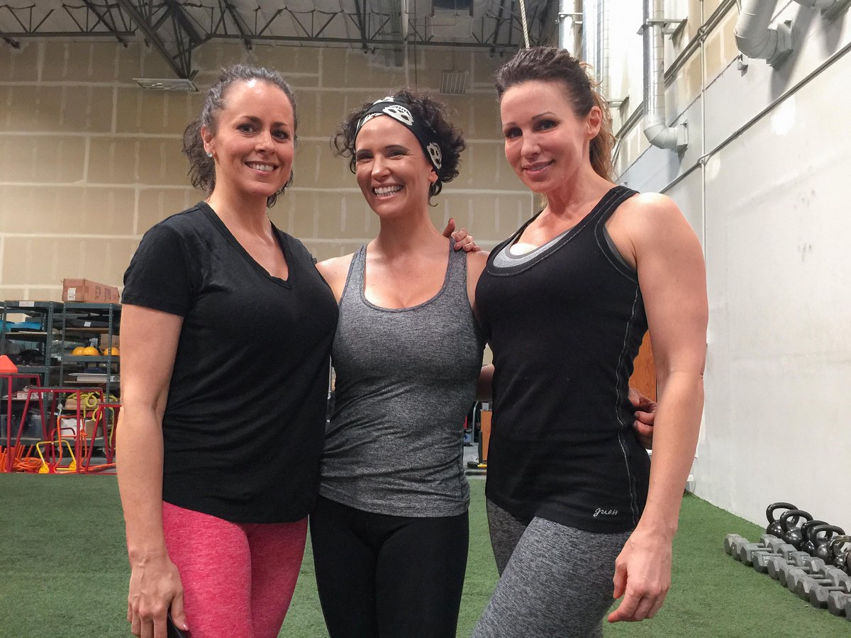 TerryGoodlad's tweet photo. Just trained glutes with these three studs @AnaTigre @MissyByte @ElaineGoodlad http://t.co/yDtUsKBAj5