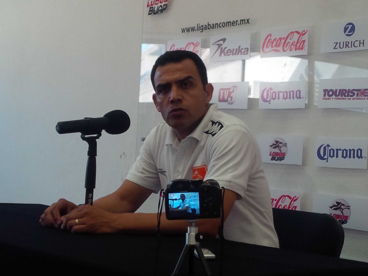 CFCorrecaminos's tweet photo. Nuestro D.T. Ricardo Cadena en Sala de Prensa del Estadio "UniversitarioBUAP" de Puebla hablando del pase a semifinal http://t.co/j0O8rcv07q