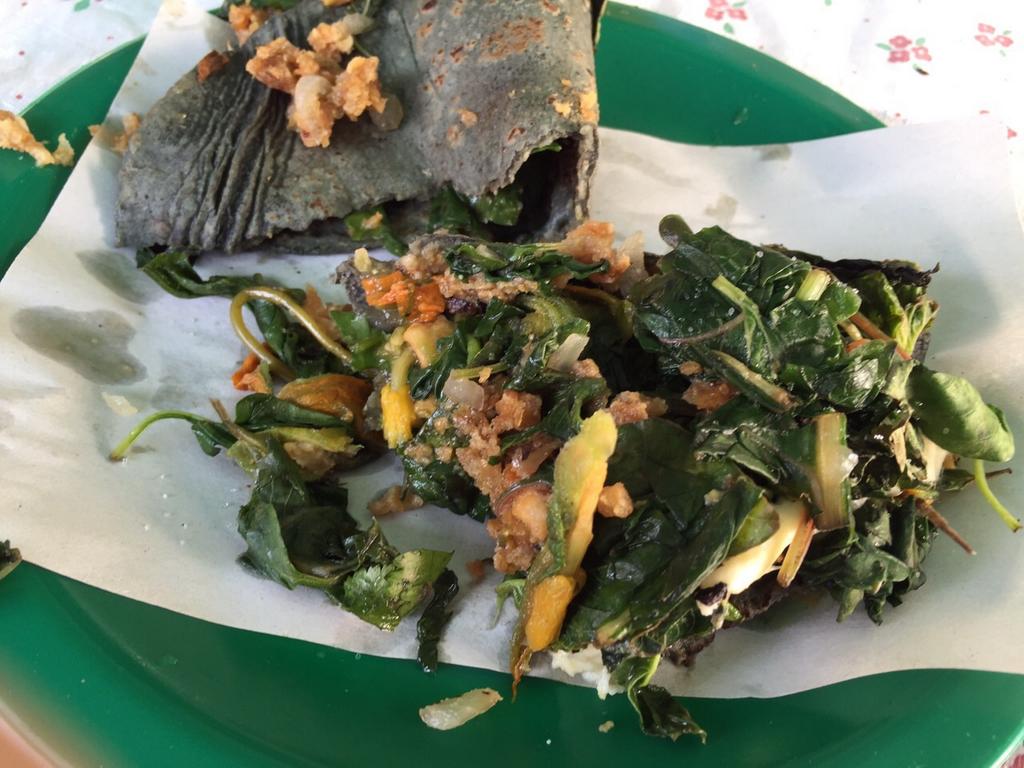 Quesadillas de quelites,  chicharrón y flor de calabaza del tianguis sobre Calzada del Hueso en <a href="/Coapa_/">Coapa_</a>