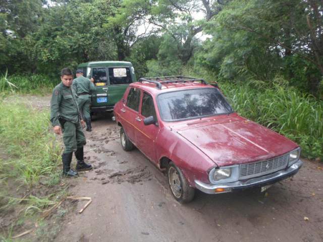 vladimirpadrino's tweet photo. FANB en patrullaje constante en trochas del Táchira hacia Colombia impide el contrabando. Retenidos 382 kgs alimentos http://t.co/bS5t4nwnoK