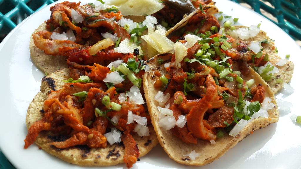 Salsas molcajeteadas y pastor delicioso de <a href="/ElCalifaMx/">Taquería El Califa</a>, pruébenlos <a href="/En_laDelValle/">En la Del Valle</a> y <a href="/ColoniasCondesa/">Ⓩona Ⓒondesa CDMX</a>!