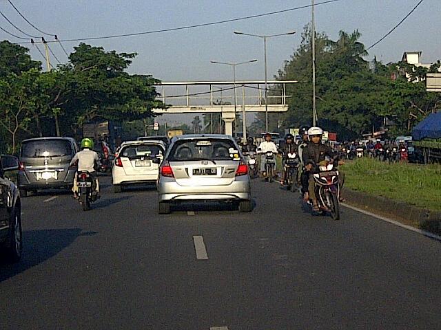 stbdvbt2ebox's tweet photo. @pasfm Banyak motor lawan arus di Daan Mogot Km19 arah tangerang.sangat berbahaya.tdk ada petugas. http://t.co/QcrWkCoGSN