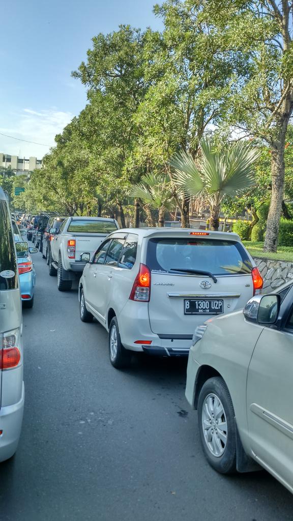 TMCPoldaMetro's tweet photo. RT@irfangerald : 07.58 Kondisi lalu lintas pondok indah arah terogong terpantau padat. http://t.co/o84FlMg4EQ