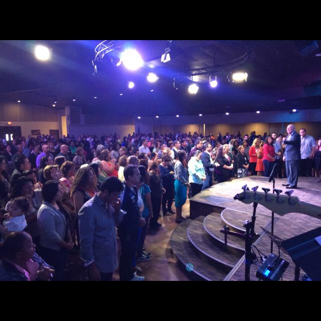 CFCSanDiego's tweet photo. Una gran bendicion aver tenidp al Dr. Samuel Pagan con nosotros. #cfcsd #cfc2015 @drsamuelpagan http://t.co/78kuHx8p6U