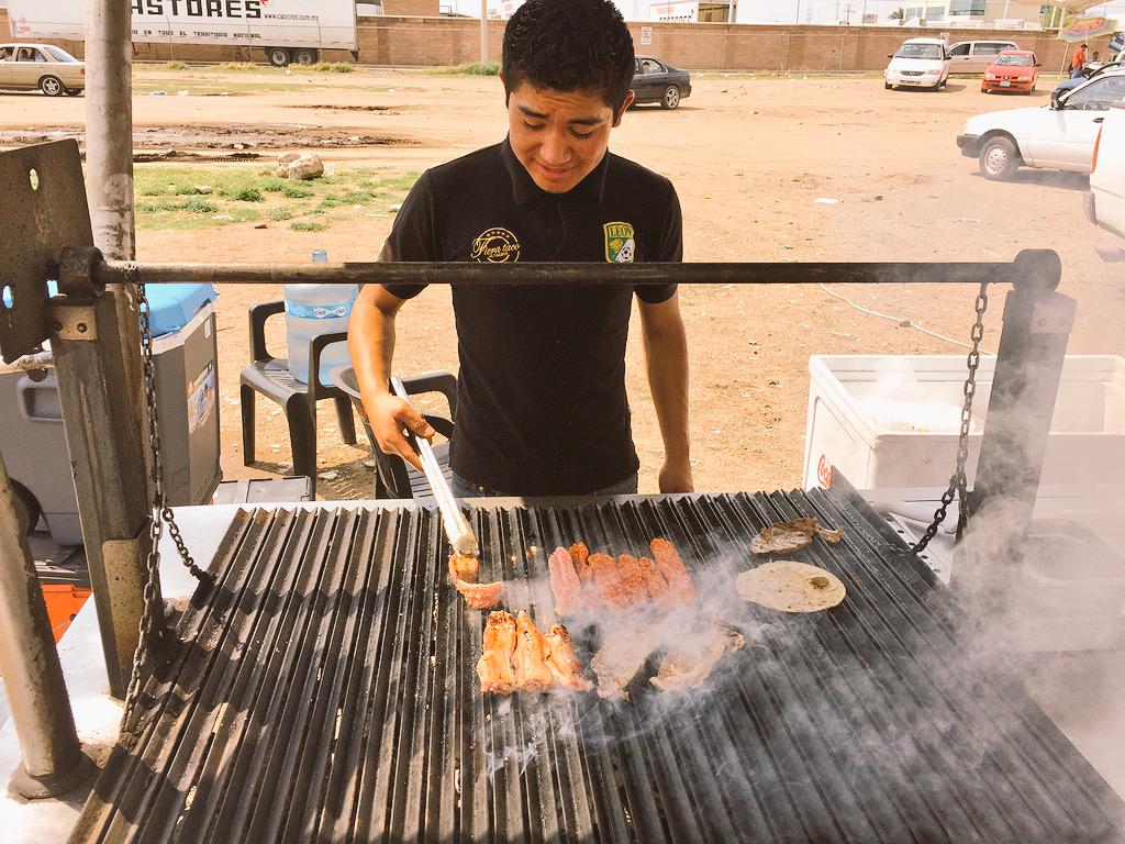Fierataco's tweet photo. Un asado antes de apoyar a @clubleonfc #DaleFiera http://t.co/EngFUpO2b9