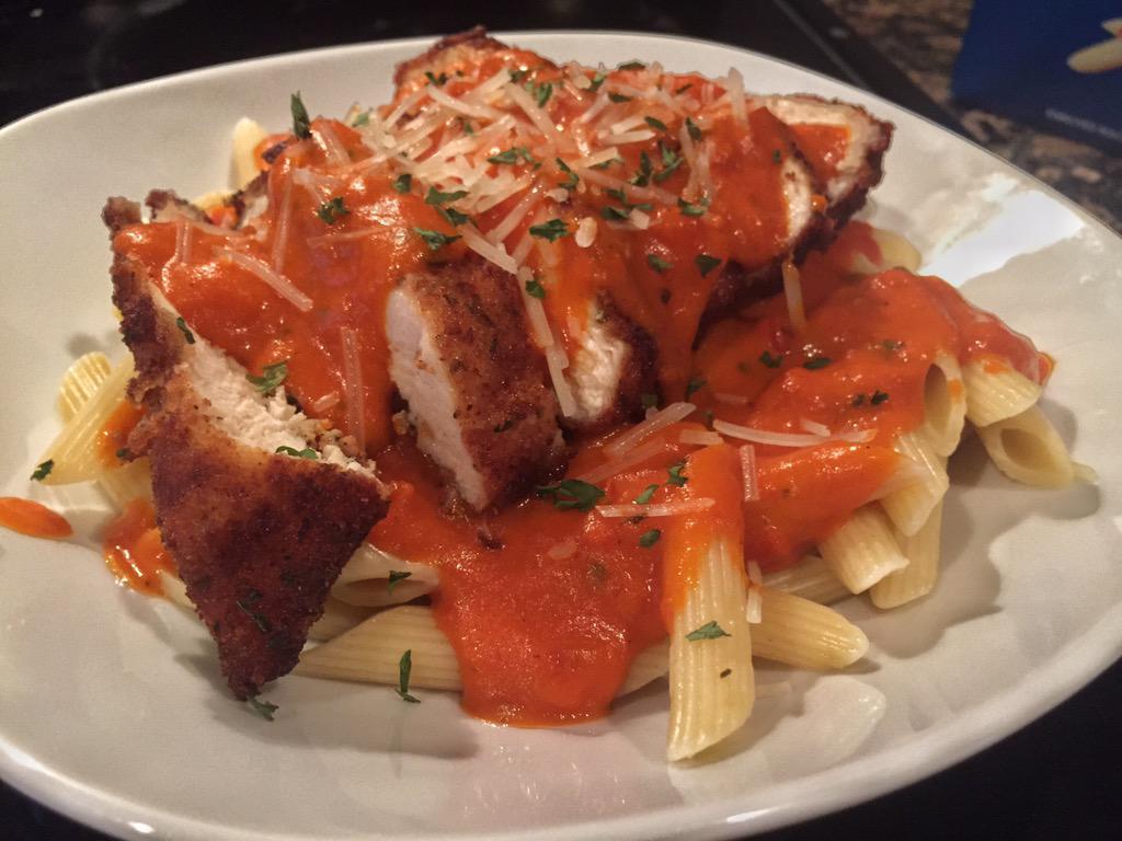 eriicamarie's tweet photo. Made parmesan crusted chicken with penne &amp; vodka sauce  😋🙌🏼😩 http://t.co/BQnghCYF0d