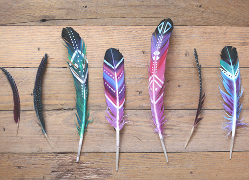 GalaVanYYJ's tweet photo. Painting fake feathers is a lovely way to customize your own festival gear. http://t.co/sn3Shos7DU