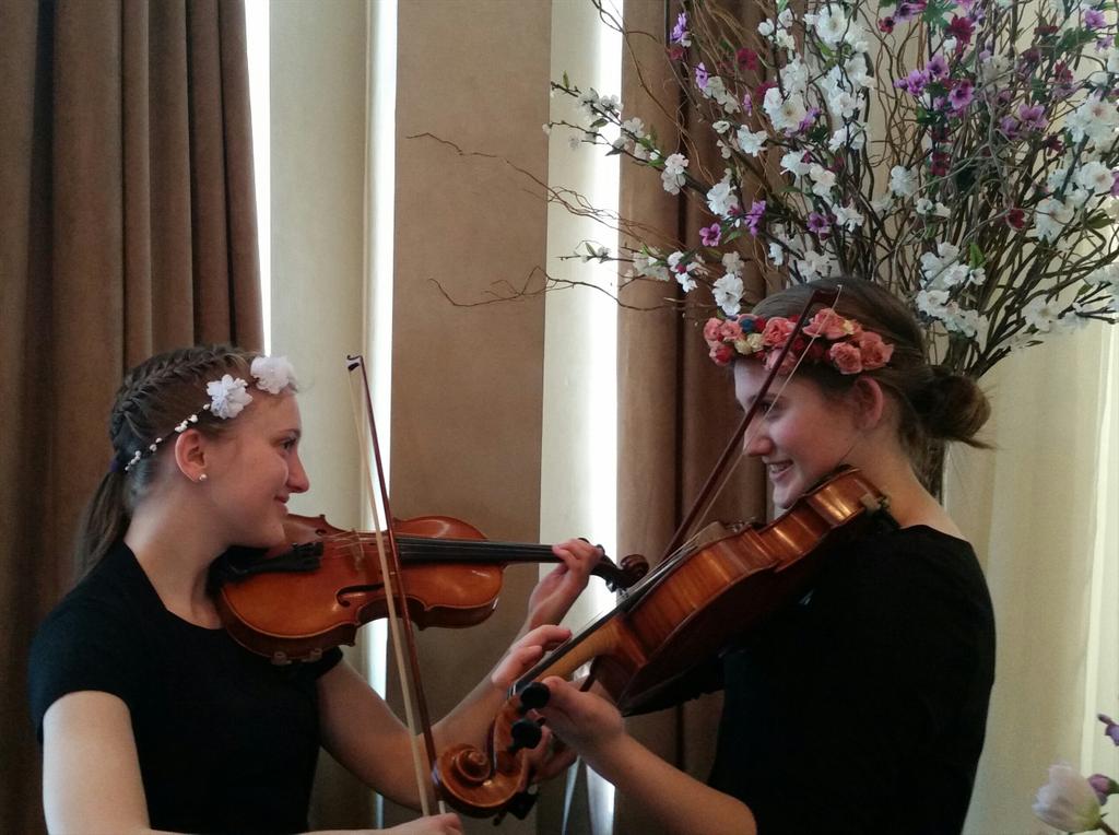 blingedfeathers's tweet photo. Gillian and Hilary Whorms wearing our flower crowns. #violinist #flowercrowns #spingfashion #simplystrings http://t.co/qjXLvOb7jw
