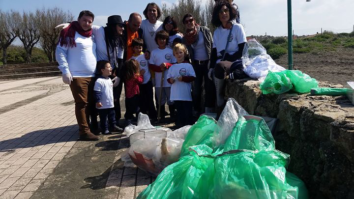 tulipanoazzurro's tweet photo. Oggi @siamomsn all'opera x pulire spiaggia e insegnare ai piu'giovani (e nn solo) il ciclo del riciclo! http://t.co/6Z5BNmGVeP