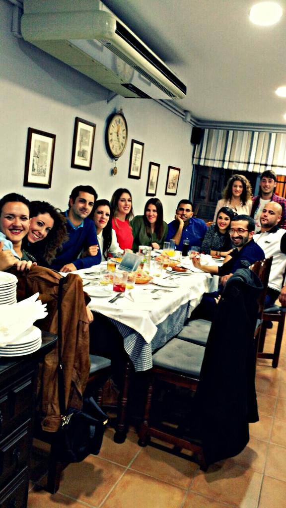 AnaH140488's tweet photo. Cenita cumpleañera por adelantado! :) #melascomo #tohappy #deecijanasmaneras http://t.co/8tktY8tNdy