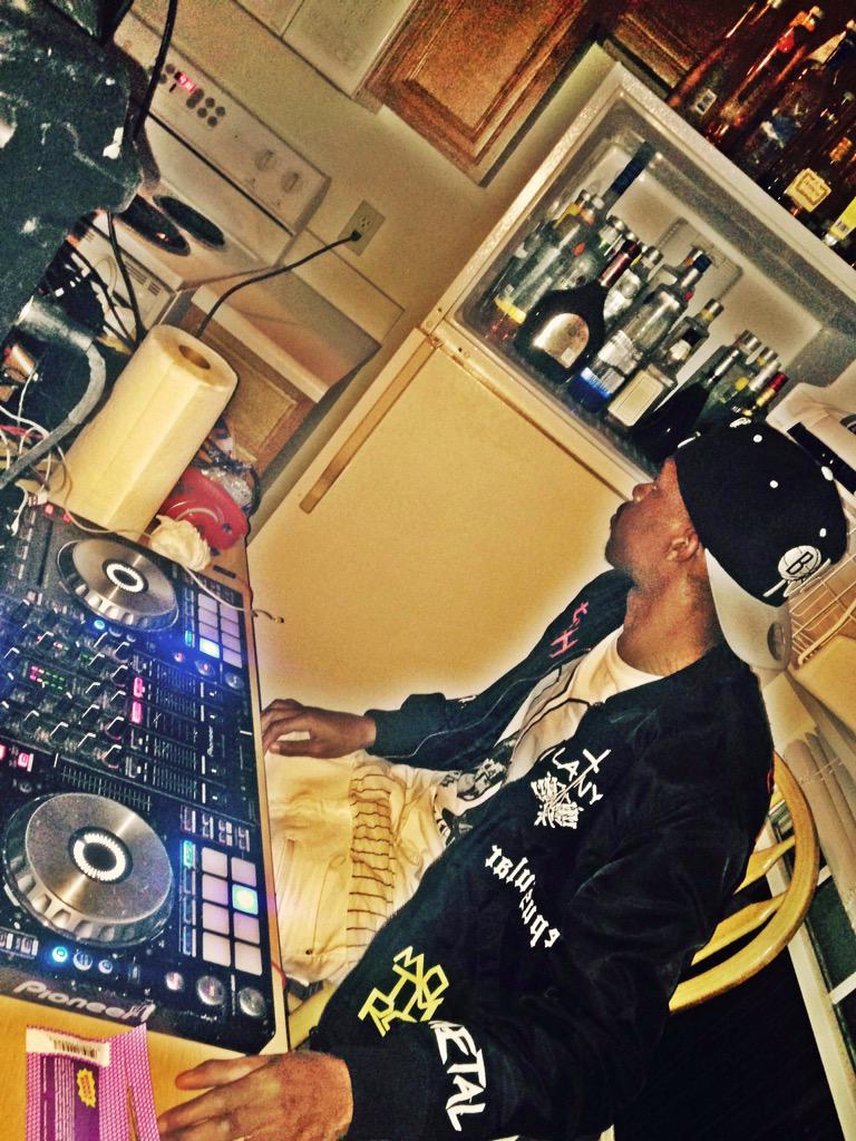 waterhead_reek's tweet photo. THAT PARTY LAST NIGHT WAS AWFUL CRAZY I WISH WE TAPED IT😎#PROJECTCOPPER http://t.co/tQl3I2OPZV