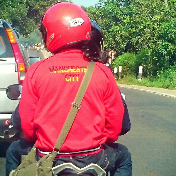 Jaketnya merah. Tulisannya Siti. Maunya apa? 😄😱

#ManchesterIsRed
#ManchesterIsRed
#ManchesterIsRed