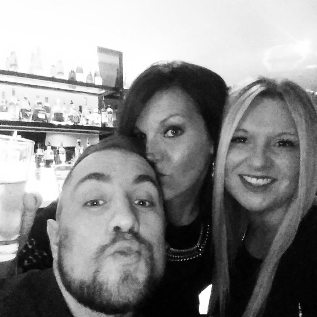 lauraaj09's tweet photo. @chelseajamesgr last night with the groovy gang http://t.co/ZXd9CNYBP2
