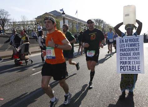 Limportant_fr's tweet photo. Marathon : «en Afrique, les femmes parcourent cette distance pour de l’eau potable» http://t.co/HOX2ShbgHG http://t.co/D8Xt2GiF5L